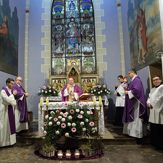 Setki ludzi zapalało znicze na brzegu morza. Zaduszki z udziałem biskupa