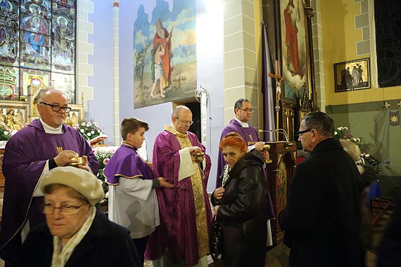 Setki ludzi zapalało znicze na brzegu morza. Zaduszki z udziałem biskupa