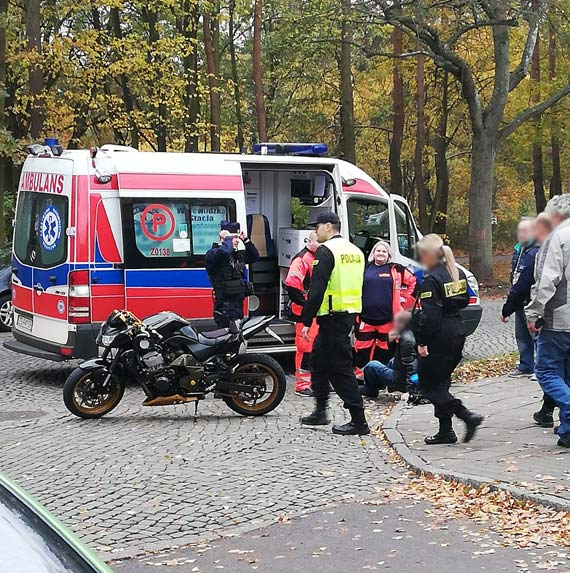 Motocyklista z Niemiec zderzy si z samochodem osobowym. Pomimo blu nie chcia skorzysta z pomocy polskich ratownikw