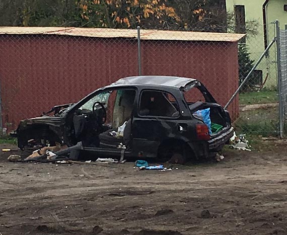 Przybywa wrakw, tereny wok dziaek staj si cmentarzyskiem dla zomowanych aut