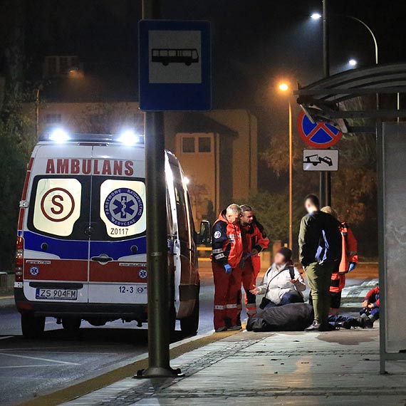 Mczyzna z urazem gowy lea na ulicy