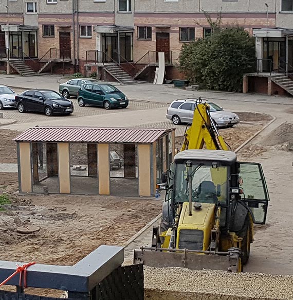 Z balkonu patrzą na śmietnik przy placu zabaw