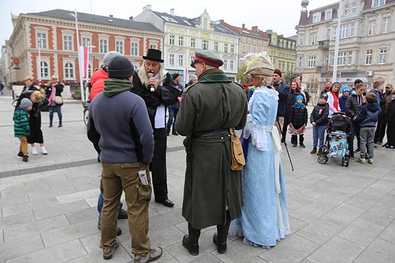 Reprezentanci trzech pokole wzili udzia w grze miejskiej z okazji 100-lecia odzyskania niepodlegoci