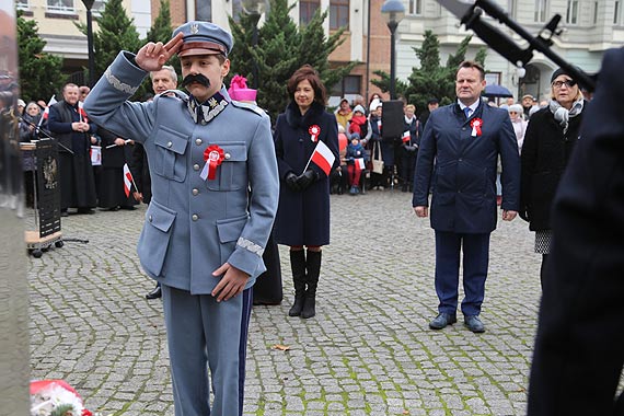 Fatalna pogoda nie zniechcia winoujcia do witowania 100 rocznicy Niepodlegoci. Zobacz film!