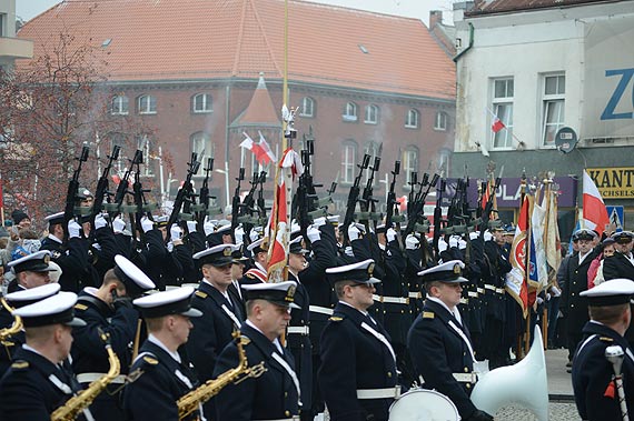 Fatalna pogoda nie zniechcia winoujcia do witowania 100 rocznicy Niepodlegoci. Zobacz film!