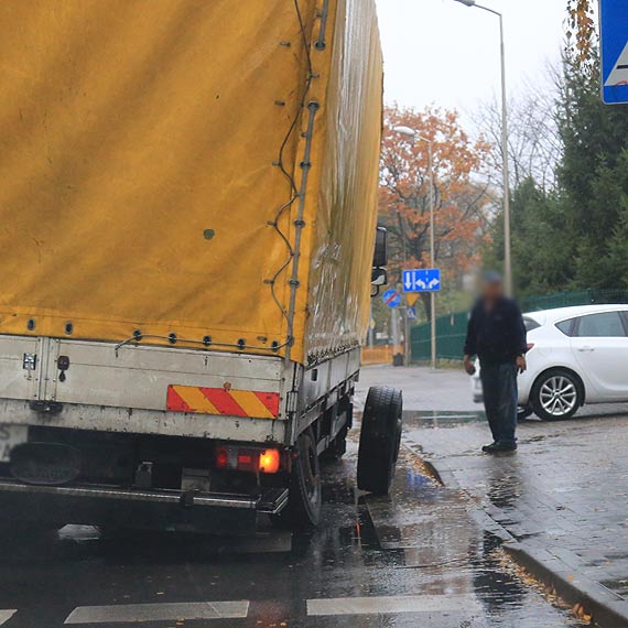 Niebezpieczny incydent na drodze - koo toczyo si obok jadcego samochodu!