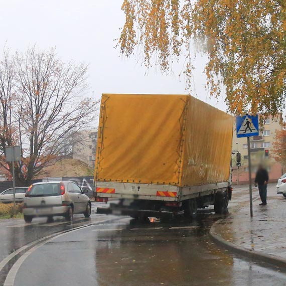 Niebezpieczny incydent na drodze - koo toczyo si obok jadcego samochodu!