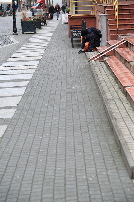 Wyrzucając gumę na chodnik, dajesz pracę naszym sąsiadom z Ukrainy