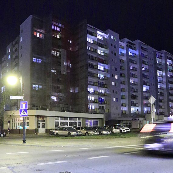 Włamywacz wspiął się po rusztowaniu - jego łupem były pieniądze i biżuteria