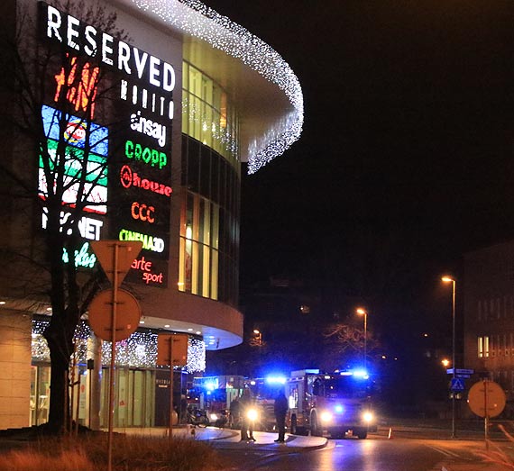 Aż pięć zastępów straży pożarnej stawiło się przy Galerii Corso