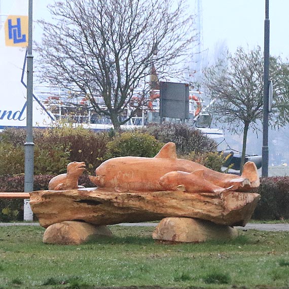 Drewniane, artystyczne ławki zostały bez zabezpieczenia...