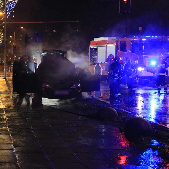 Samochd w pomieniach na jednej z gwnych ulic miasta