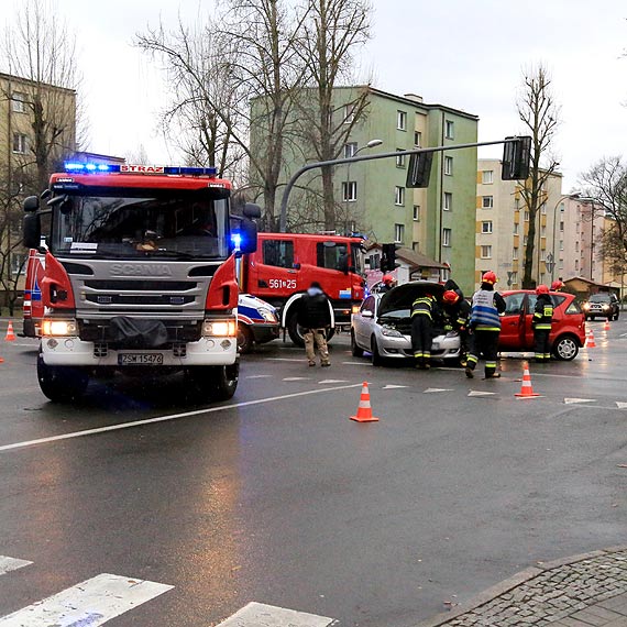 Na skrzyowaniu ulic Konstytucji 3 Maja i Matejki zderzyy si dwa samochody