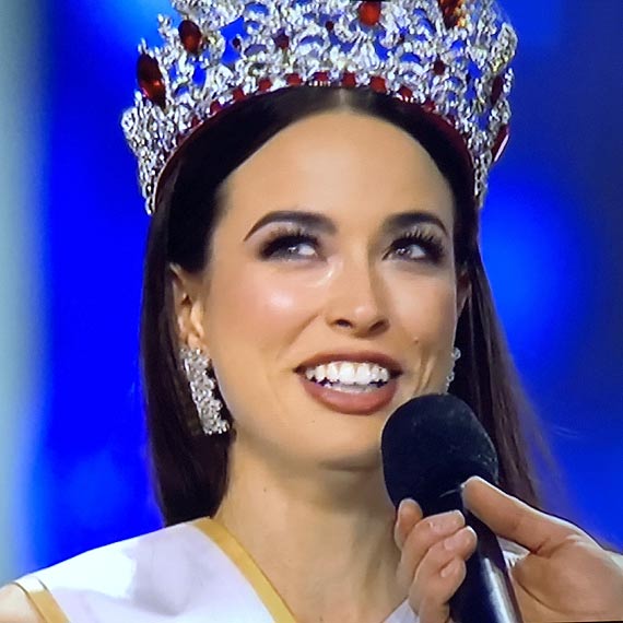 Olga Buawa ze winoujcia z koron Miss Polski