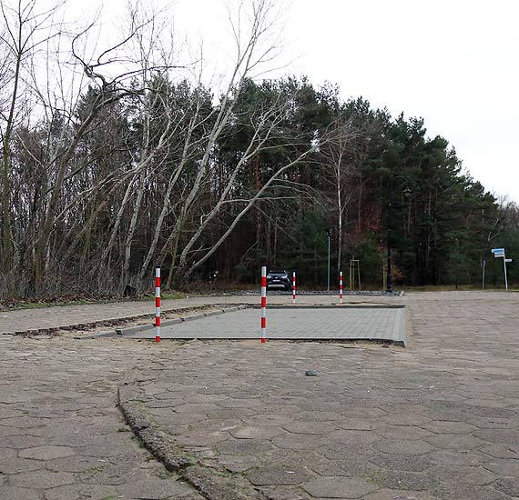 Miejsce parkingowe przy Uzdrowiskowej wci w stanie tymczasowym