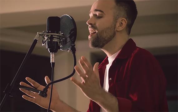 Krystian Walczak wraz z Ellie we wasnej wersji „Koldy dla nieobecnych”