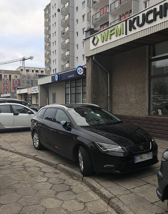 Właścicielka auta szuka sprawcy uszkodzenia szyby. Ktoś zrzucił szklankę z dużej wysokości!