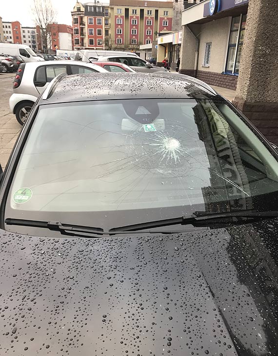Właścicielka auta szuka sprawcy uszkodzenia szyby. Ktoś zrzucił szklankę z dużej wysokości!