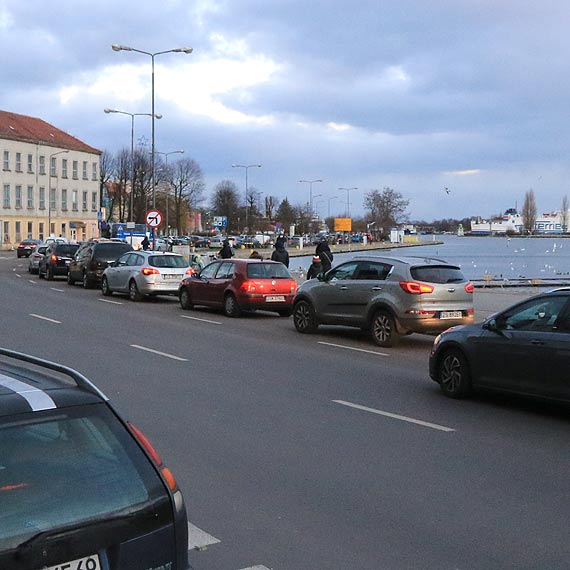 Wyjątkowo trudne warunki żeglugi dały się we znaki załogom i pasażerom miejskich promów