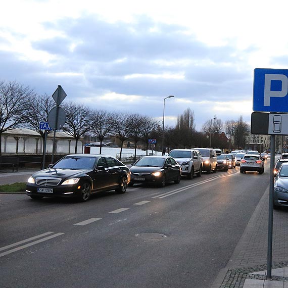 Wyjątkowo trudne warunki żeglugi dały się we znaki załogom i pasażerom miejskich promów