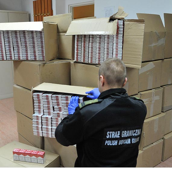 Nielegalne papierosy za 271 tys. zł w naczepie ciężarówki