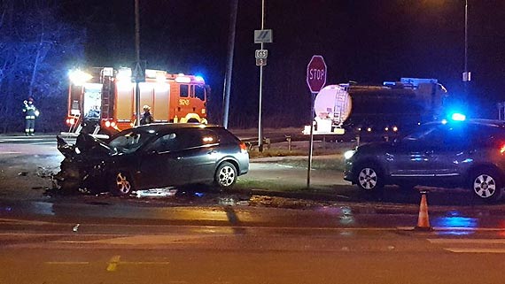  Samochd osobowy zderzy si z cystern. Kierowca opla zosta przewieziony do szpitala 