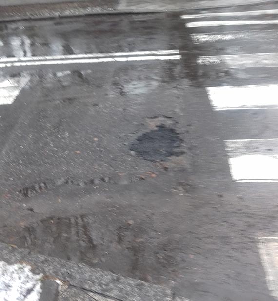 Czytelnik: Czy mona zakleja dziury w jezdni podczas deszczu?