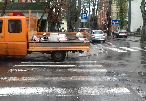 Czytelnik: Czy mona zakleja dziury w jezdni podczas deszczu?