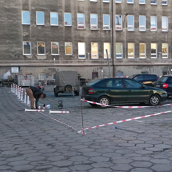 Parking za przychodni si kurczy. Firma wyznaczya patne miejsca, pozostaych jest ju bardzo mao