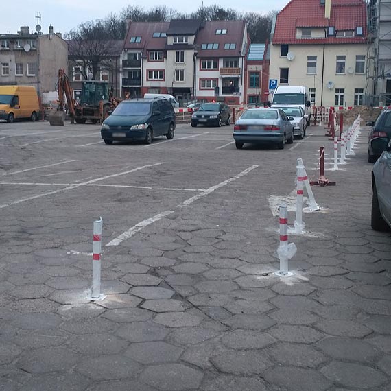 Parking za przychodnią się kurczy. Firma wyznaczyła płatne miejsca, pozostałych jest już bardzo mało