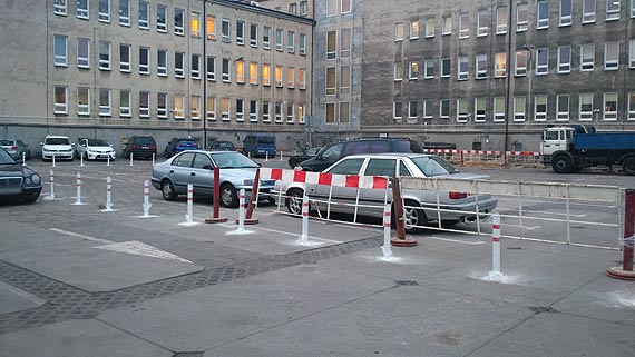 Parking za przychodnią się kurczy. Firma wyznaczyła płatne miejsca, pozostałych jest już bardzo mało