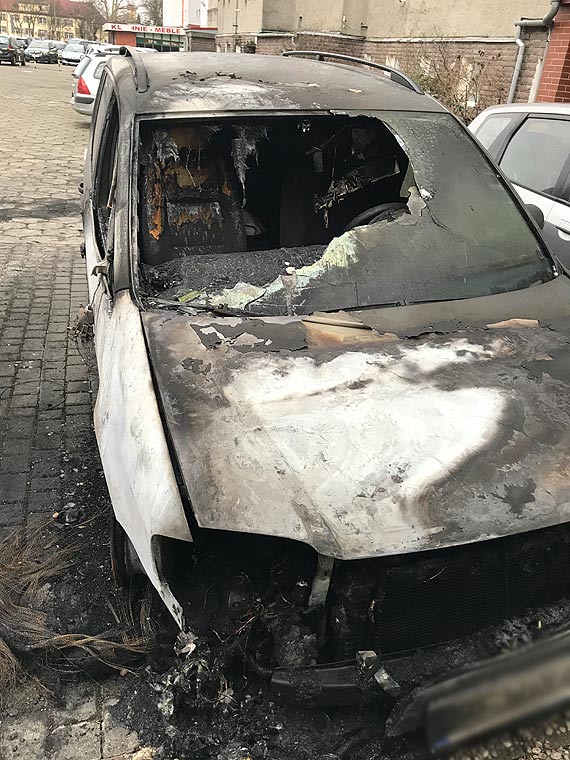 Ogie samochodw na przydomowym parkingu