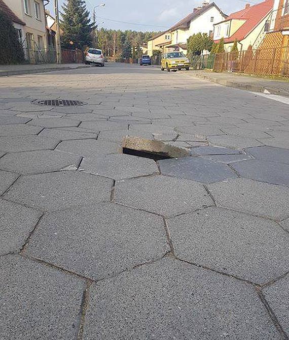 Na ulicy Wielkopolskiej jeździ się po dziurach lub omijając pachołki