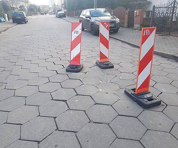 Na ulicy Wielkopolskiej jeździ się po dziurach lub omijając pachołki