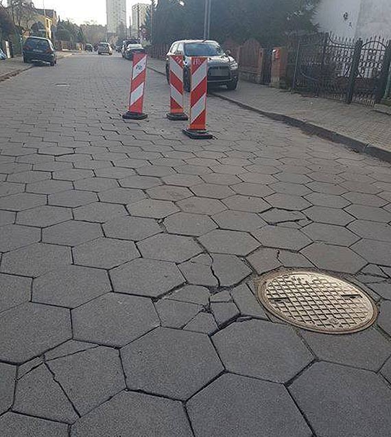 Na ulicy Wielkopolskiej jeździ się po dziurach lub omijając pachołki