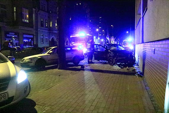 Kierowca clio uderzył w zaparkowanego passata ostatecznie zatrzymał się na ścianie budynku