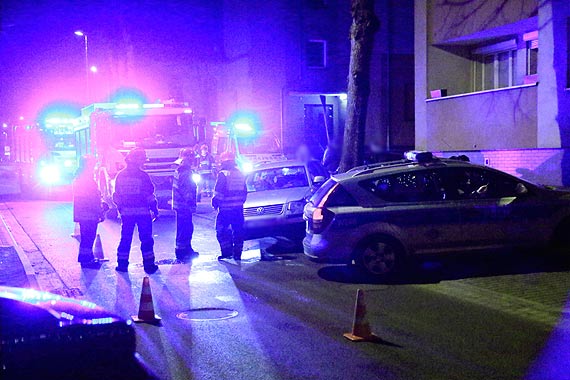 Kierowca clio uderzył w zaparkowanego passata ostatecznie zatrzymał się na ścianie budynku