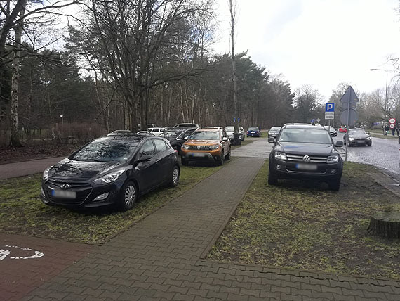 Coraz wicej samochodw parkuje w niedozwolonych miejscach wzdu ulicy Wojska Polskiego