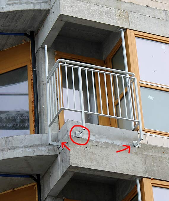 Czytelnika zaniepokoiły balustrady. Inwestor uspokaja, że prace jeszcze trwają
