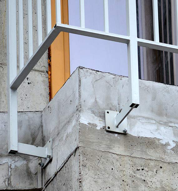 Czytelnika zaniepokoiły balustrady. Inwestor uspokaja, że prace jeszcze trwają