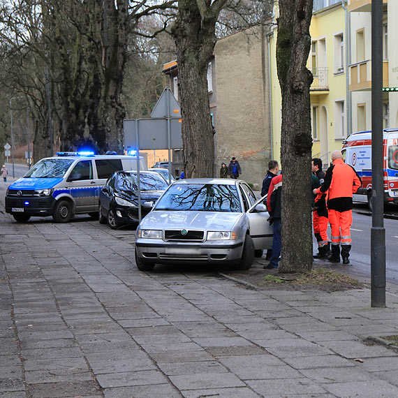 Poszkodowany w wypadku samochodowym musia czeka na karetk z Midzyzdrojw