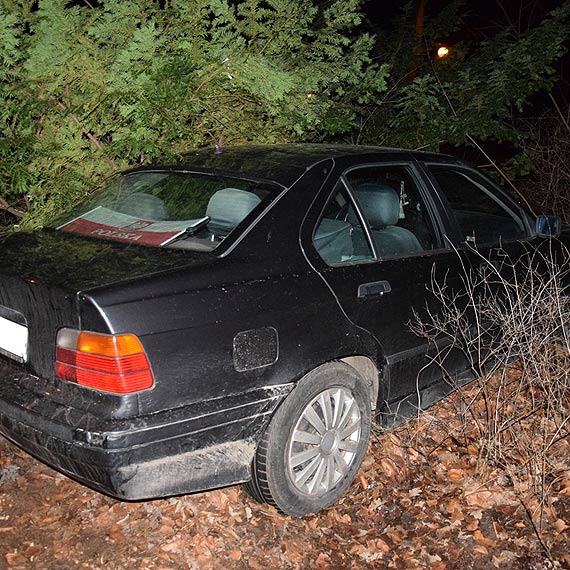 Nietrzewy i nieposiadajcy uprawnie 29-latek nocny rajd bmw zakoczy w parku