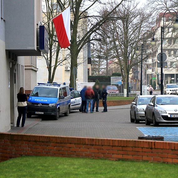 Sprawca uderzy butelk w gow kuriera i ukrad mu okoo 5 tysicy zotych. Zobacz film!