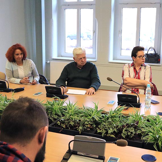 Byy niepokojce pytania i lakoniczne odpowiedzi. Zobacz film!