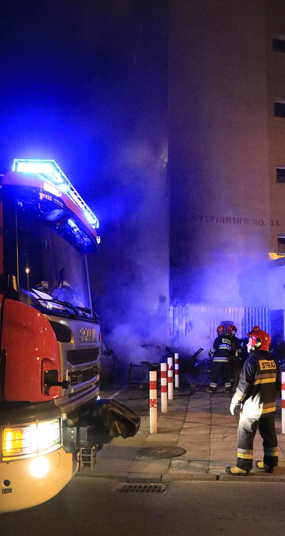 Groźny pożar przed budynkiem. Na miejscu byli strażacy i grupa dochodzeniowa policji