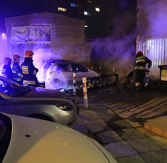 Groźny pożar przed budynkiem. Na miejscu byli strażacy i grupa dochodzeniowa policji