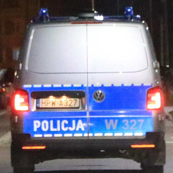 Ugodzi znajomego noem, a  teraz szuka go policja. Sprawca mieszka w winoujciu