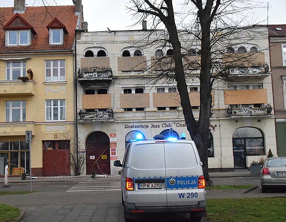 Tynk ze ciany kamienicy przy ulicy Armii Krajowej z hukiem spad na chodnik 