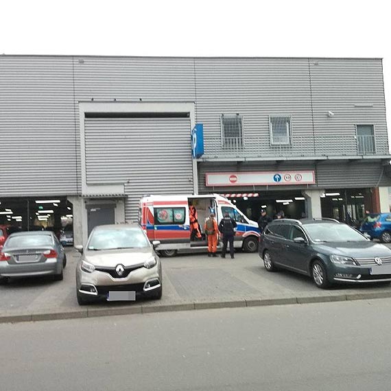 Kaufland - pogotowie i policjanci zajmowali się bezdomną kobietą