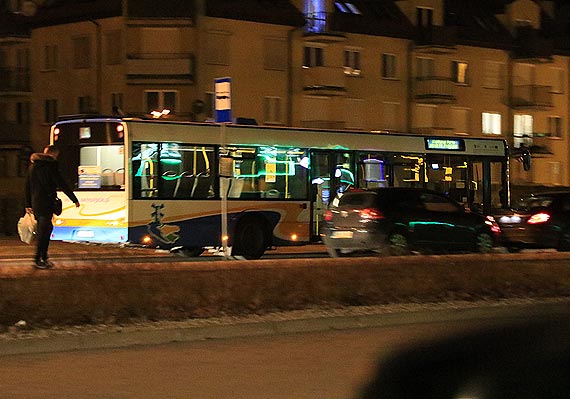 Autobus nie mia gdzie stan bo auta parkoway w zatoczce